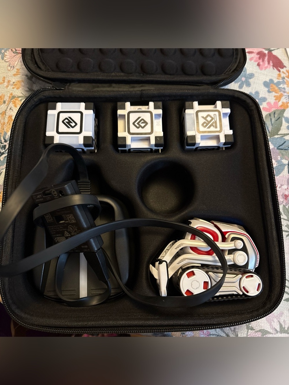 Anki Cozmo Robot Toy With Cubes and Charger 500mah Battery with Travel Case
